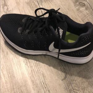 Lightly worn Nike women’s zoom Pegasus 33
